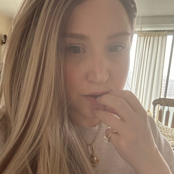 Meet your Posher, Amanda - Picture 3 of 5